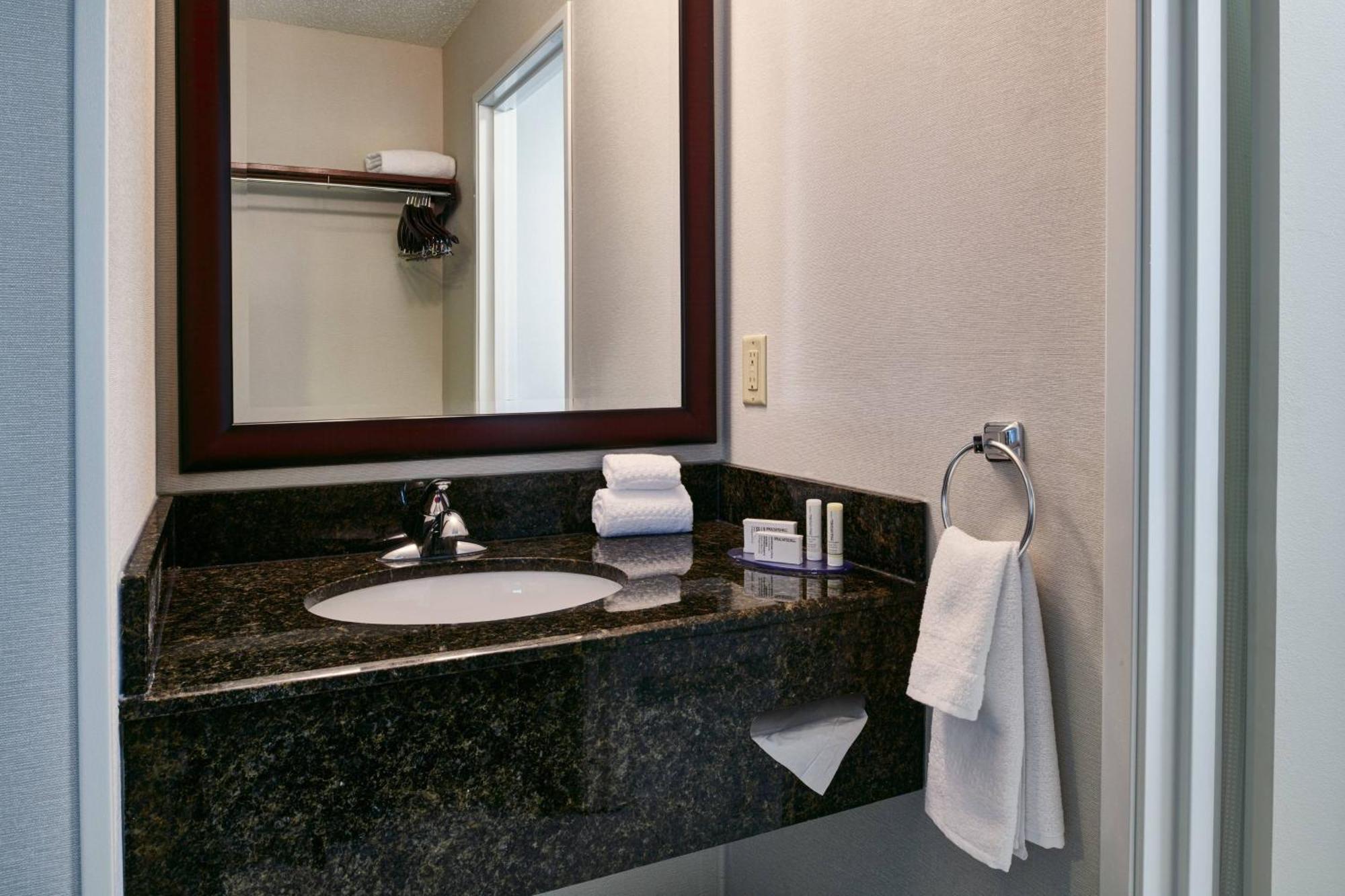 Fairfield Inn & Suites Detroit Лівонія Екстер'єр фото